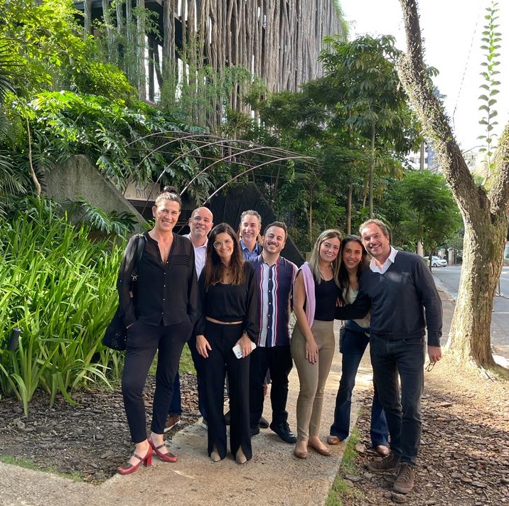 Equipe da Ilumine reunida em frente ao AYA HUB, em São Paulo